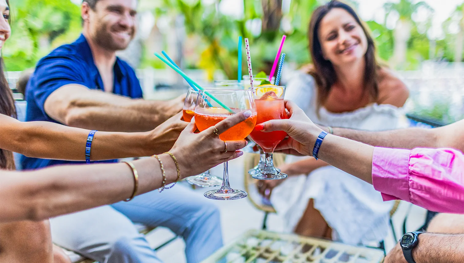 cocktail ou glace sous le soleil au bar avec vue piscine a argeles sur mer