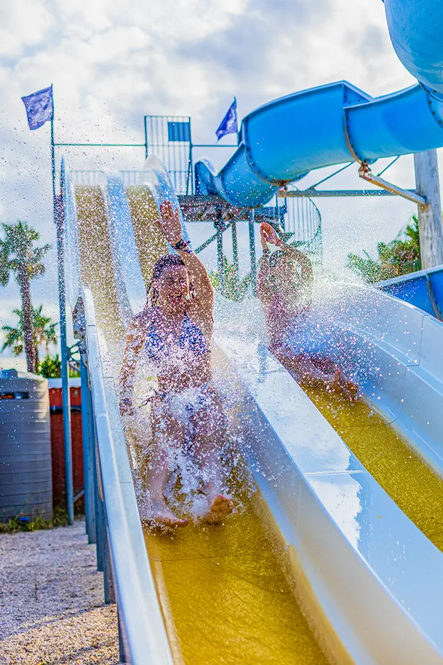 sensations fortes assurees sur les toboggans de l espace aquatique